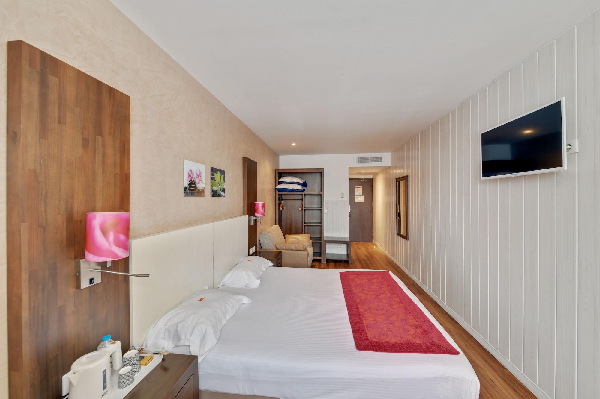 Paris Pacific: Metro-adjacent Near Orly Airport 3*