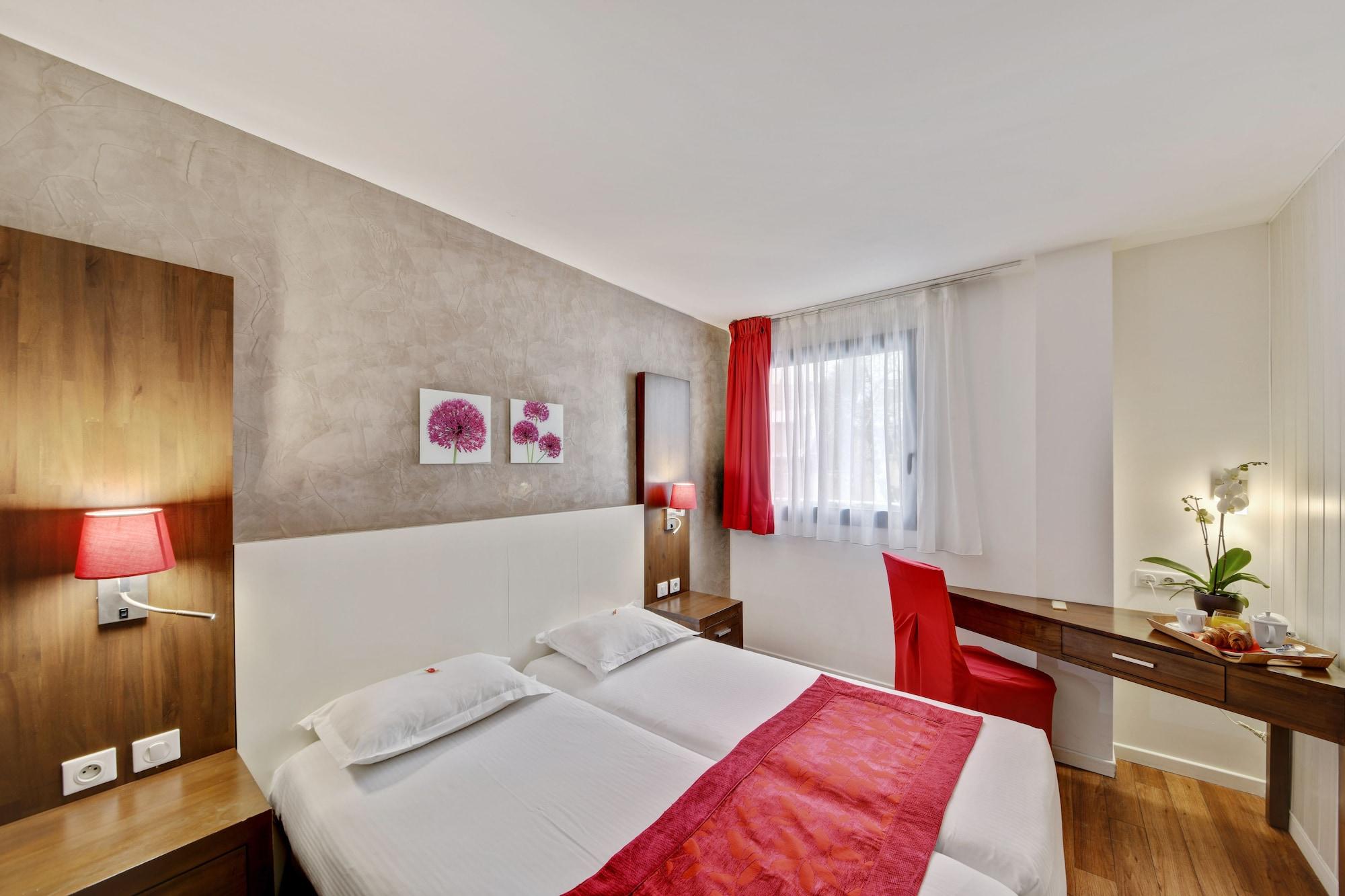 Hotel Paris Pacific: Metro-adjacent Near Orly Airport