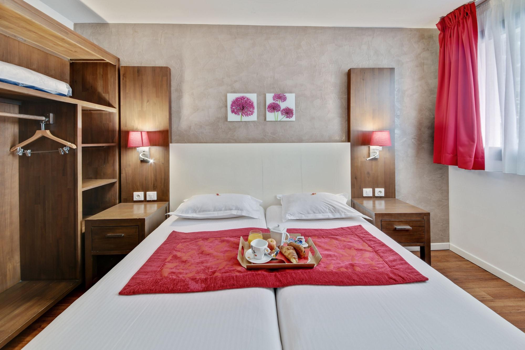 Hotel Paris Pacific: Metro-adjacent Near Orly Airport 3*